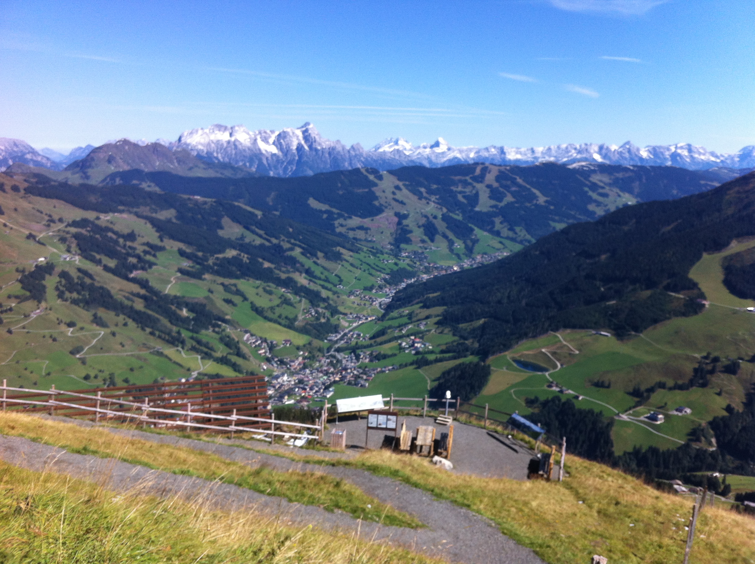 Zwölfer  im Sommer mit Ausblick nach Nordost Richtung Saalbach Hinterglemm